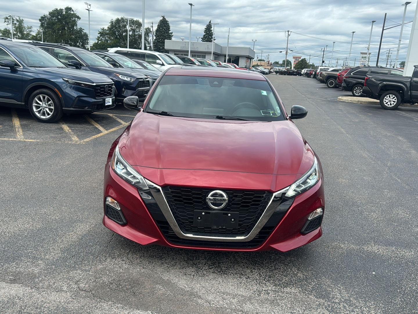 Used 2022 Scarlet Ember Tintcoat Nissan 2.0 SR image 2