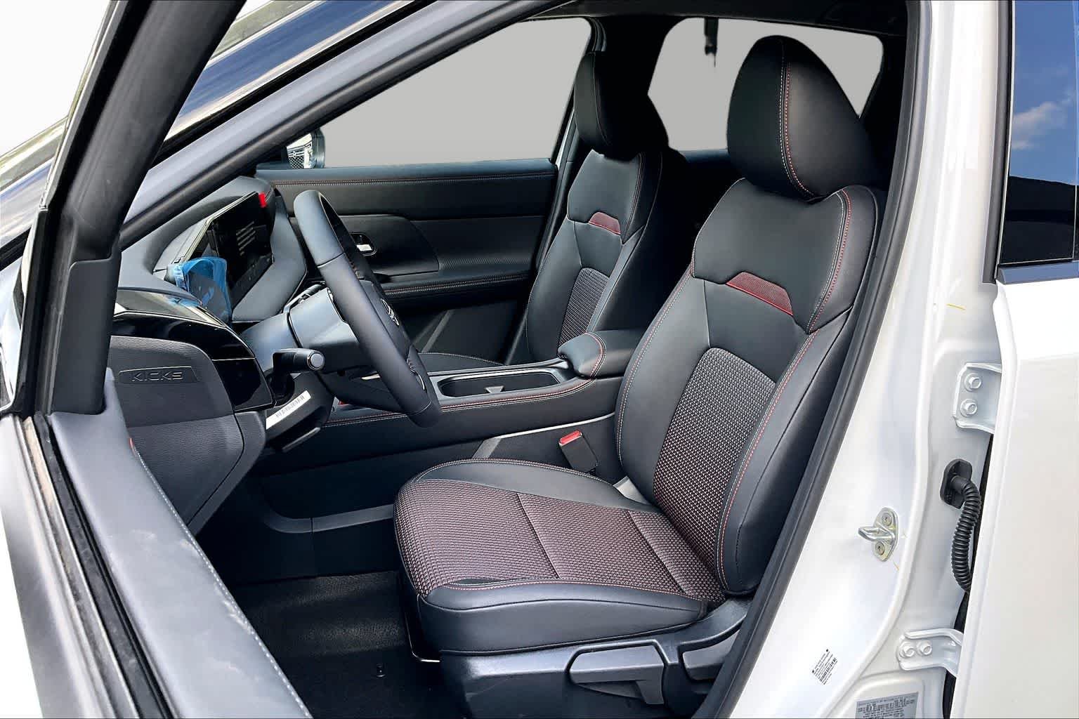 New 2026 Aspen White TriCoat / Super Black Two-tone Nissan SR image 15