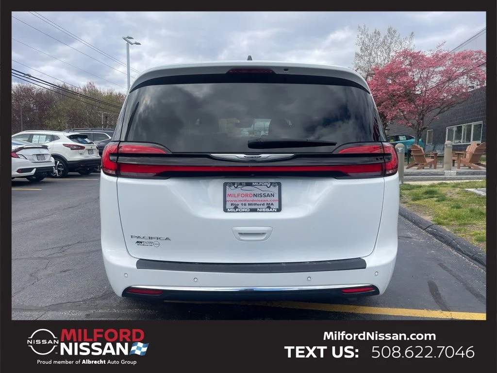 Used 2024 White Chrysler Touring L image 4