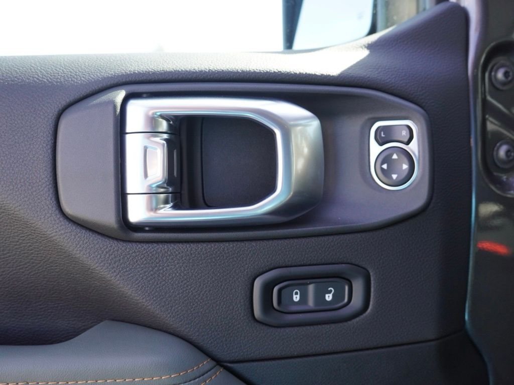 New 2026 Granite Crystal Metallic Clear-Coat Exterior Paint Jeep Mojave image 10