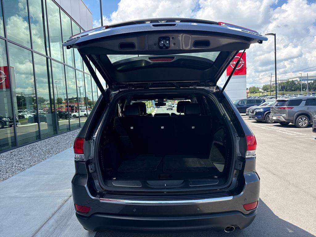 Used 2018 Gray Jeep Limited image 9