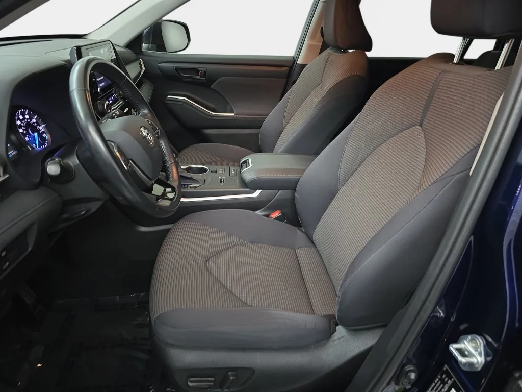 Used 2020  Toyota LE image 17