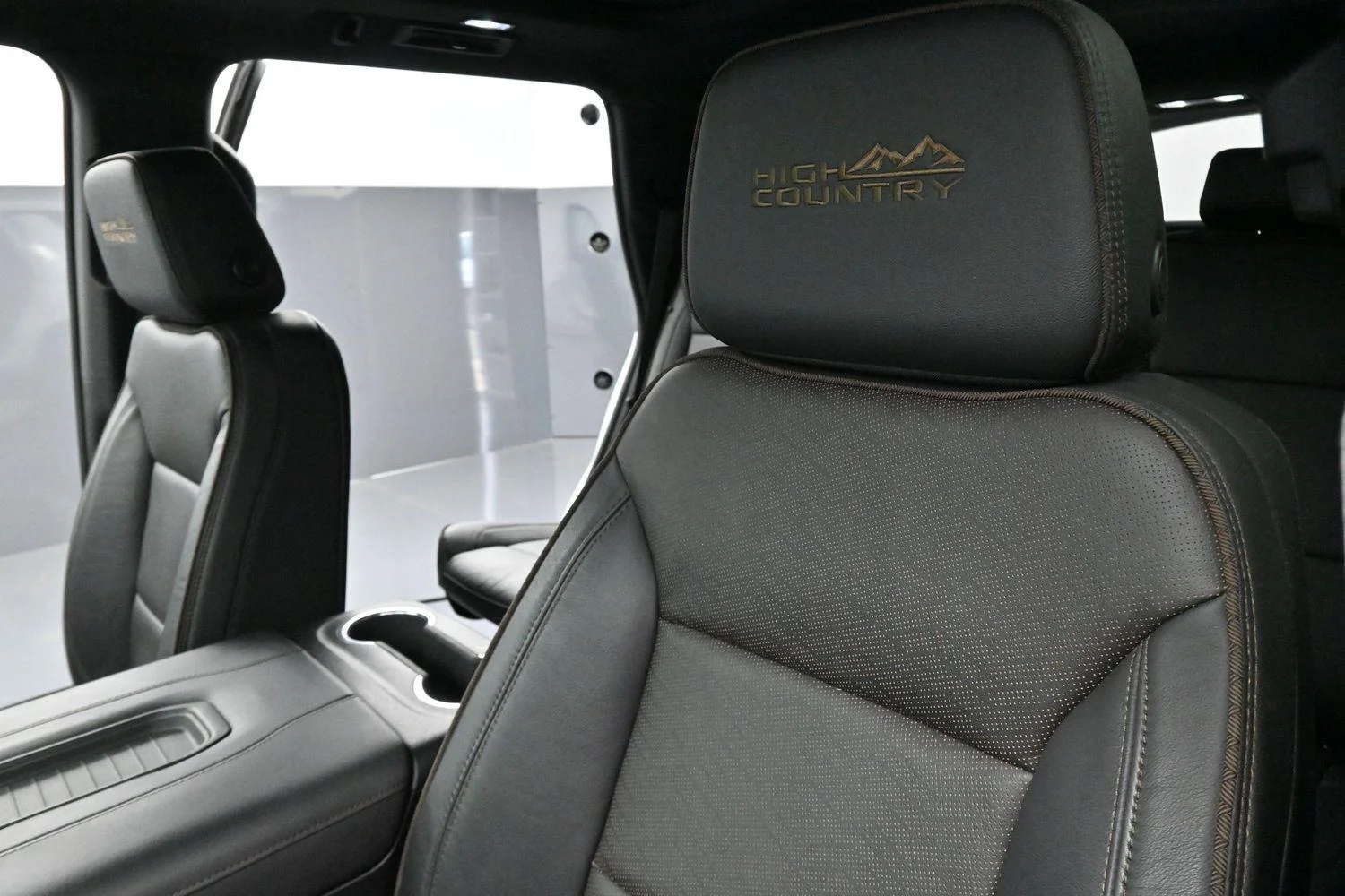 Used 2024 Summit White Chevrolet High Country image 18