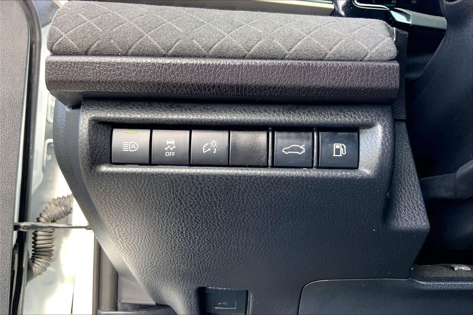 Used 2025 Wind Chill Pearl Toyota XLE image 33