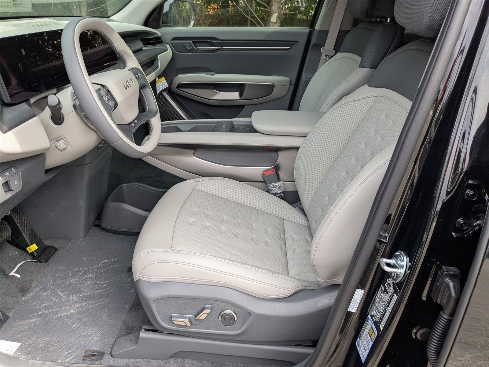 New 2026 EBONY BLACK KIA WIND image 14