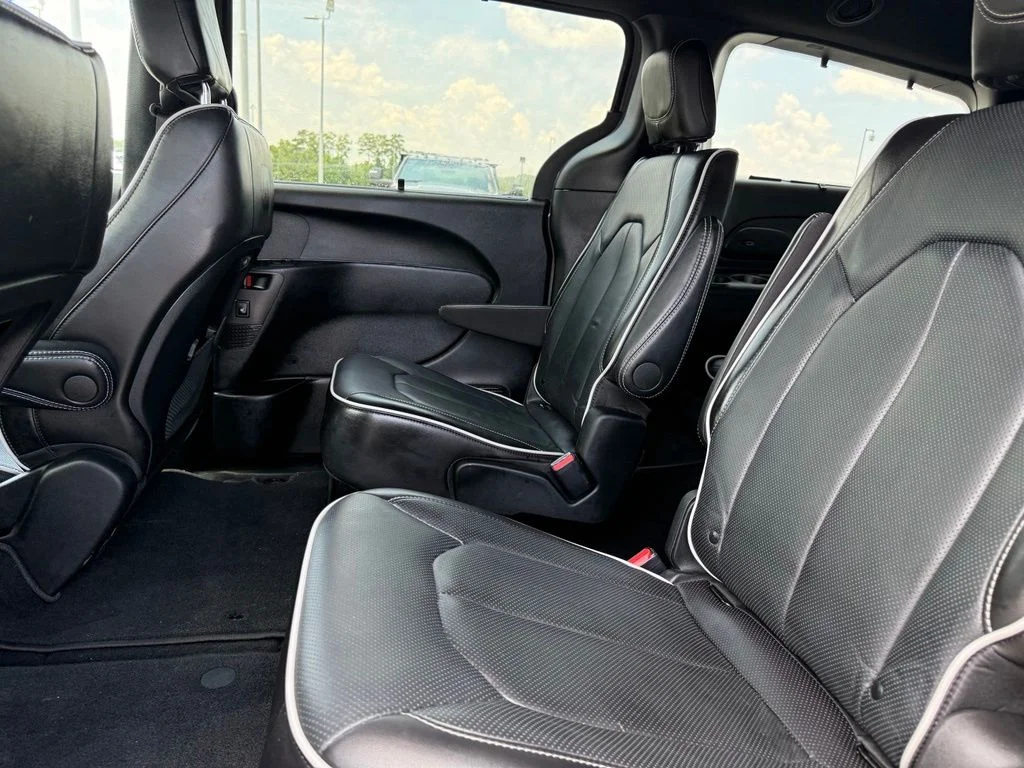 Used 2025 White Chrysler Limited image 16
