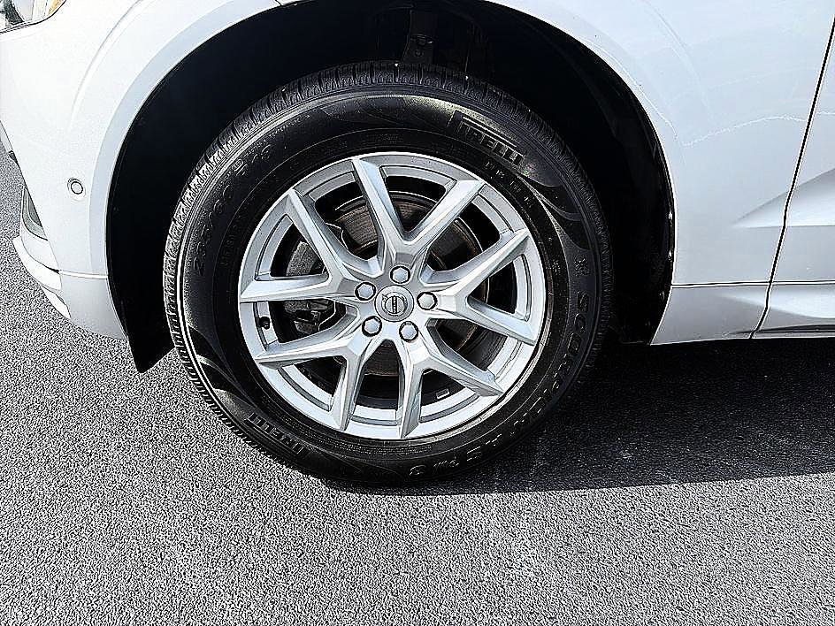 Used 2019 Bright Silver Metallic Volvo Momentum image 9
