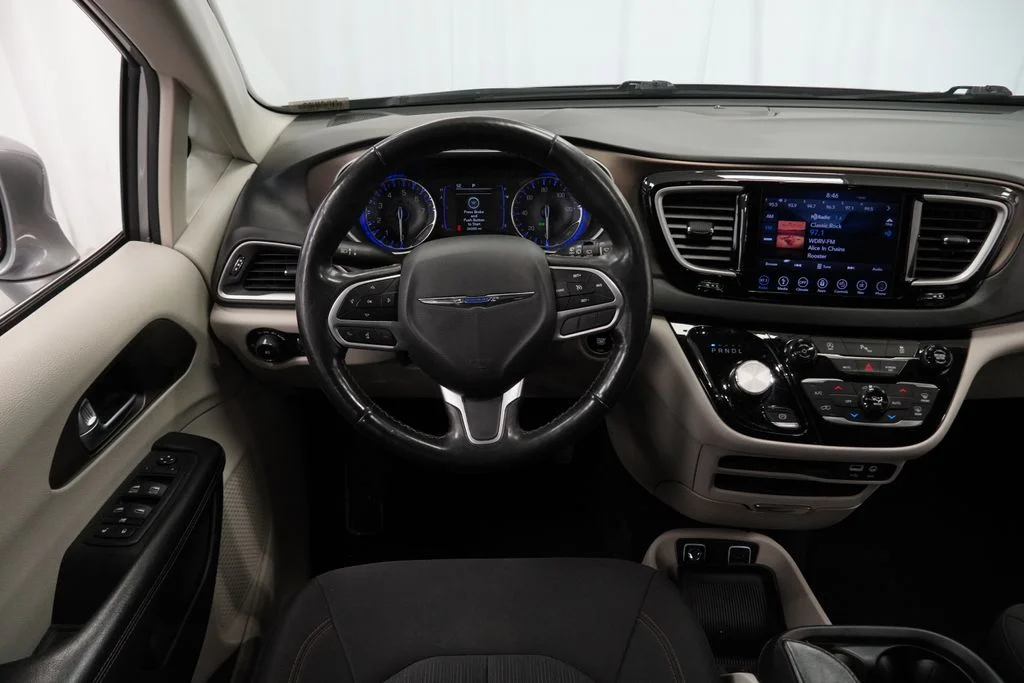 Used 2019 Silver Chrysler Touring Plus image 29