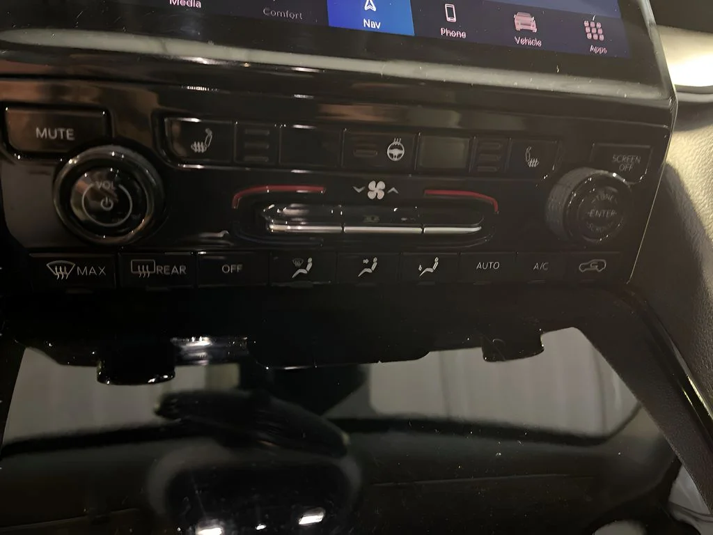 Used 2023 Diamond Black Crystal Pearl Jeep Limited image 18