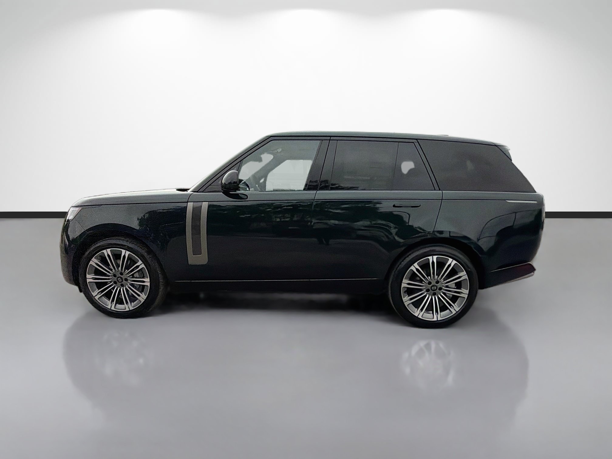 New 2027 British Racing Green LAND ROVER SE image 2