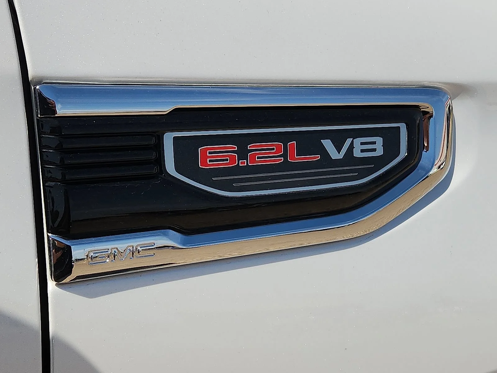 Used 2024 White Frost Tricoat GMC Denali image 9
