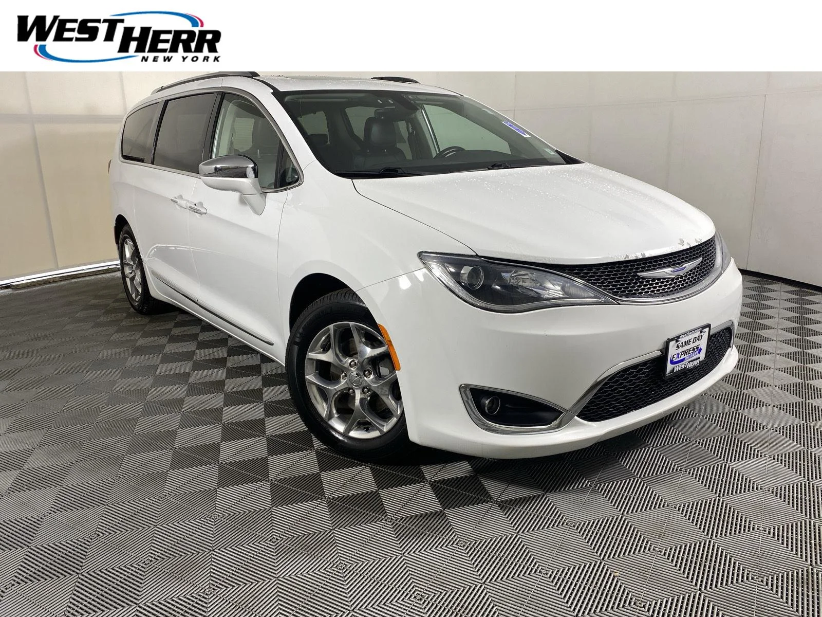 Used 2019 Bright White Clearcoat Chrysler Limited image 1