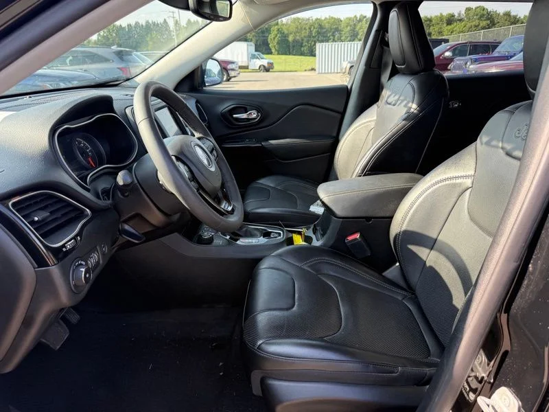 Used 2023 Black Jeep Altitude image 3