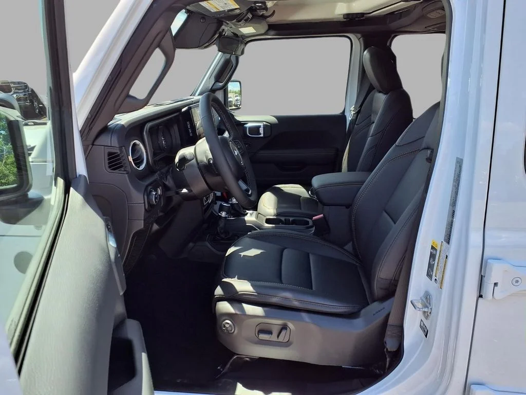 New 2026 Bright White Clear-Coat Exterior Paint Jeep Sahara image 22