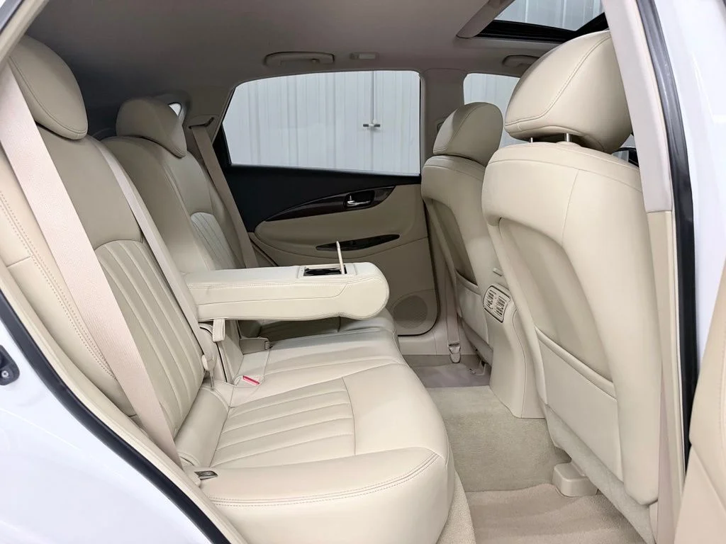 Used 2017 White INFINITI Base image 37