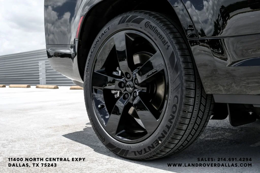New 2026 Santorini Black Metallic Land Rover X-Dynamic SE image 50
