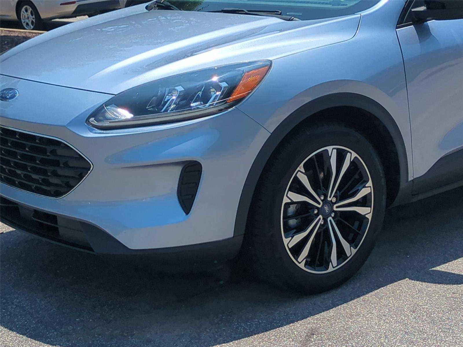Used 2022 Iced Blue Silver Ford SE image 9