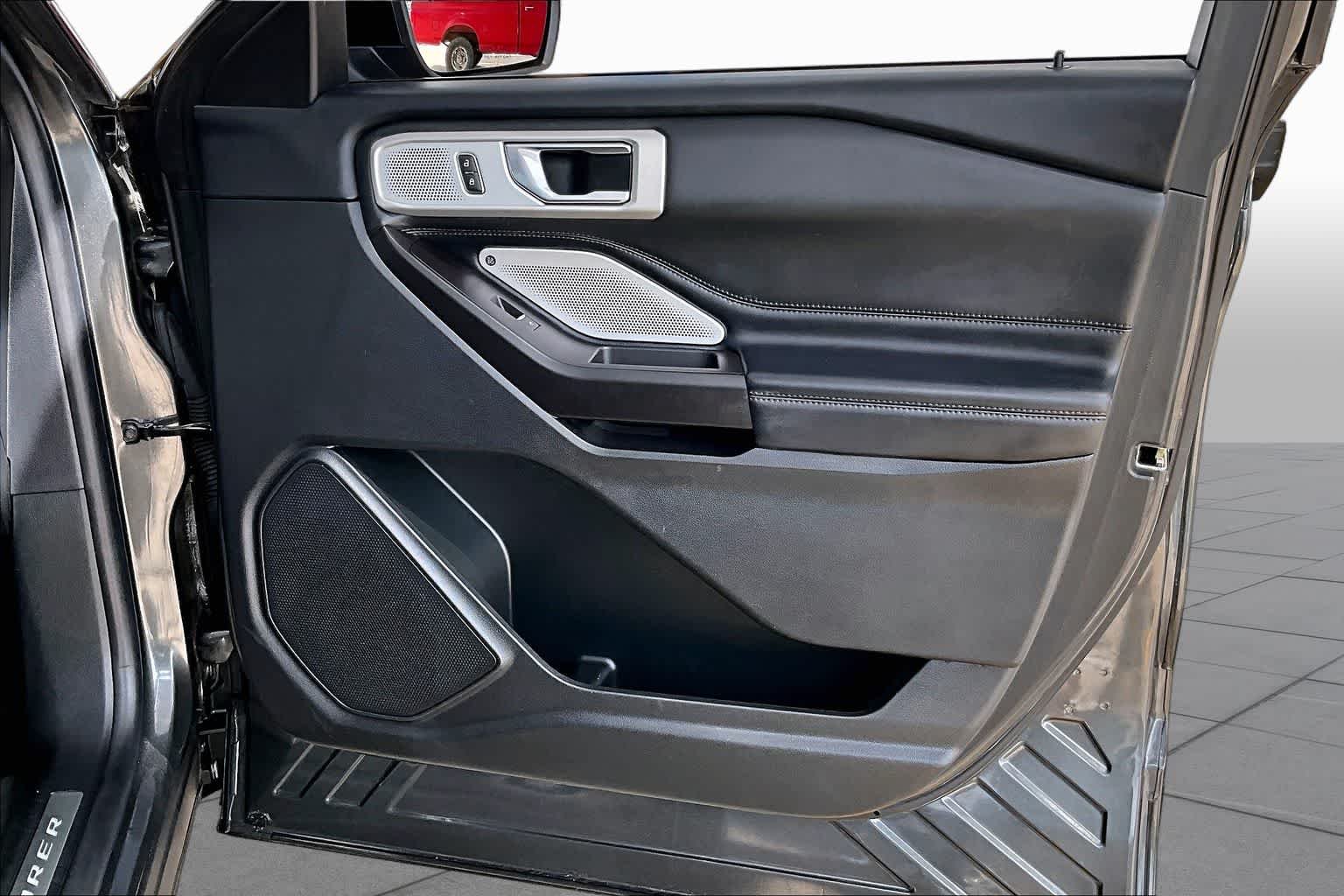 Used 2020 Magnetic Ford Platinum image 23