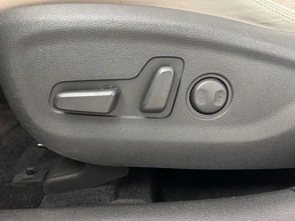 Used 2020 Cream White Hyundai Value image 15