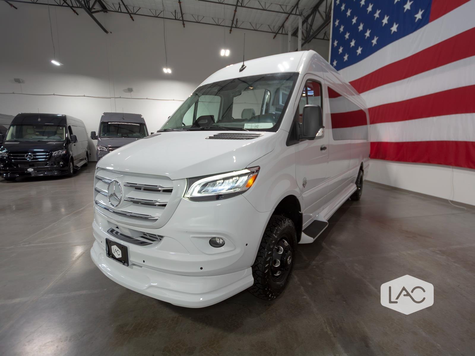 New 2026 Arctic White OGV Luxury Coach AWD (10OBA)10-Pass*ADV Wheel Pkg*PetSafe image 16