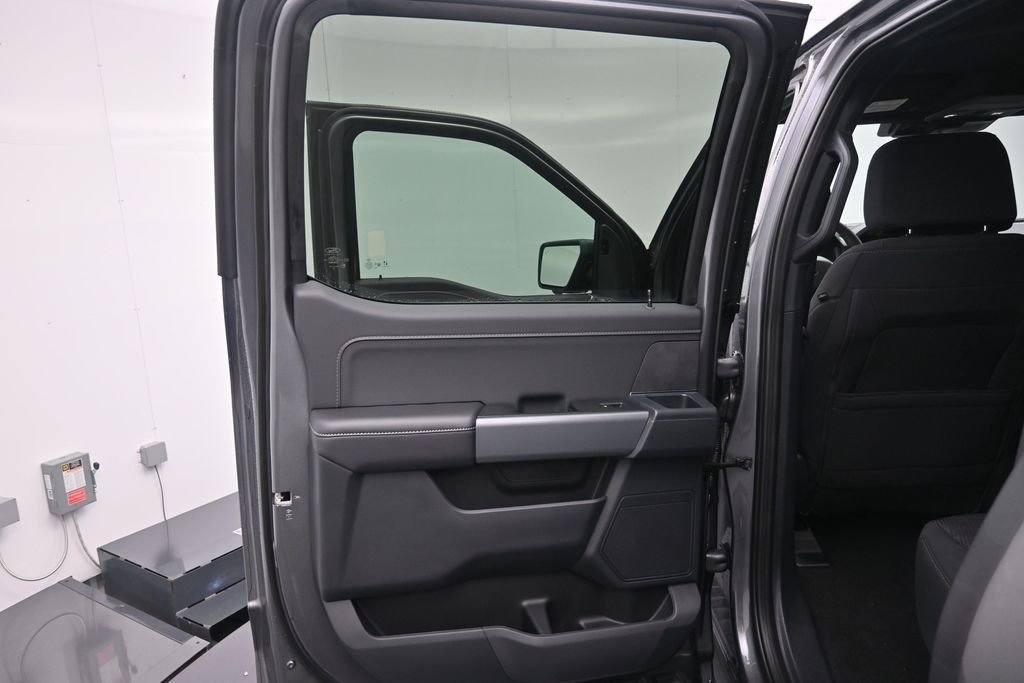 New 2026 Carbonized Gray Metallic Ford XLT image 17