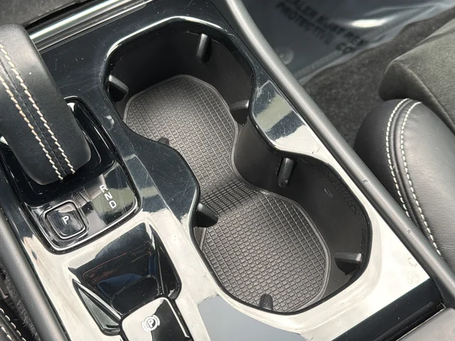 Used 2019 White Volvo R-Design image 27