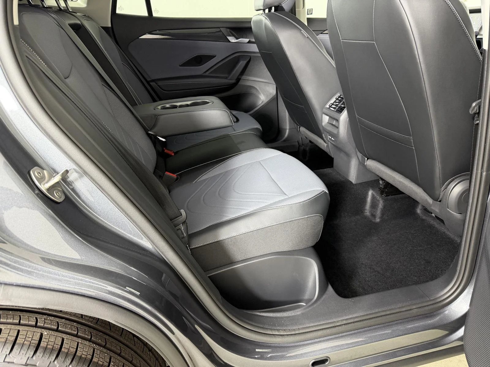 New 2026 Platinum Gray Metallic Volkswagen SE image 16