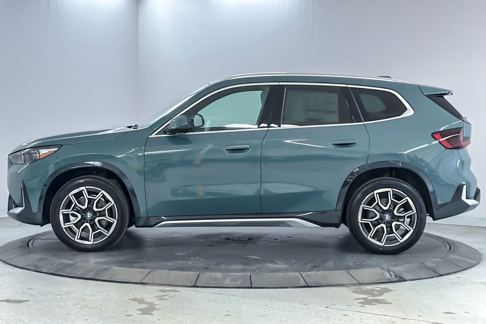 New 2026 Cape York Green Metallic BMW xDrive28i image 5