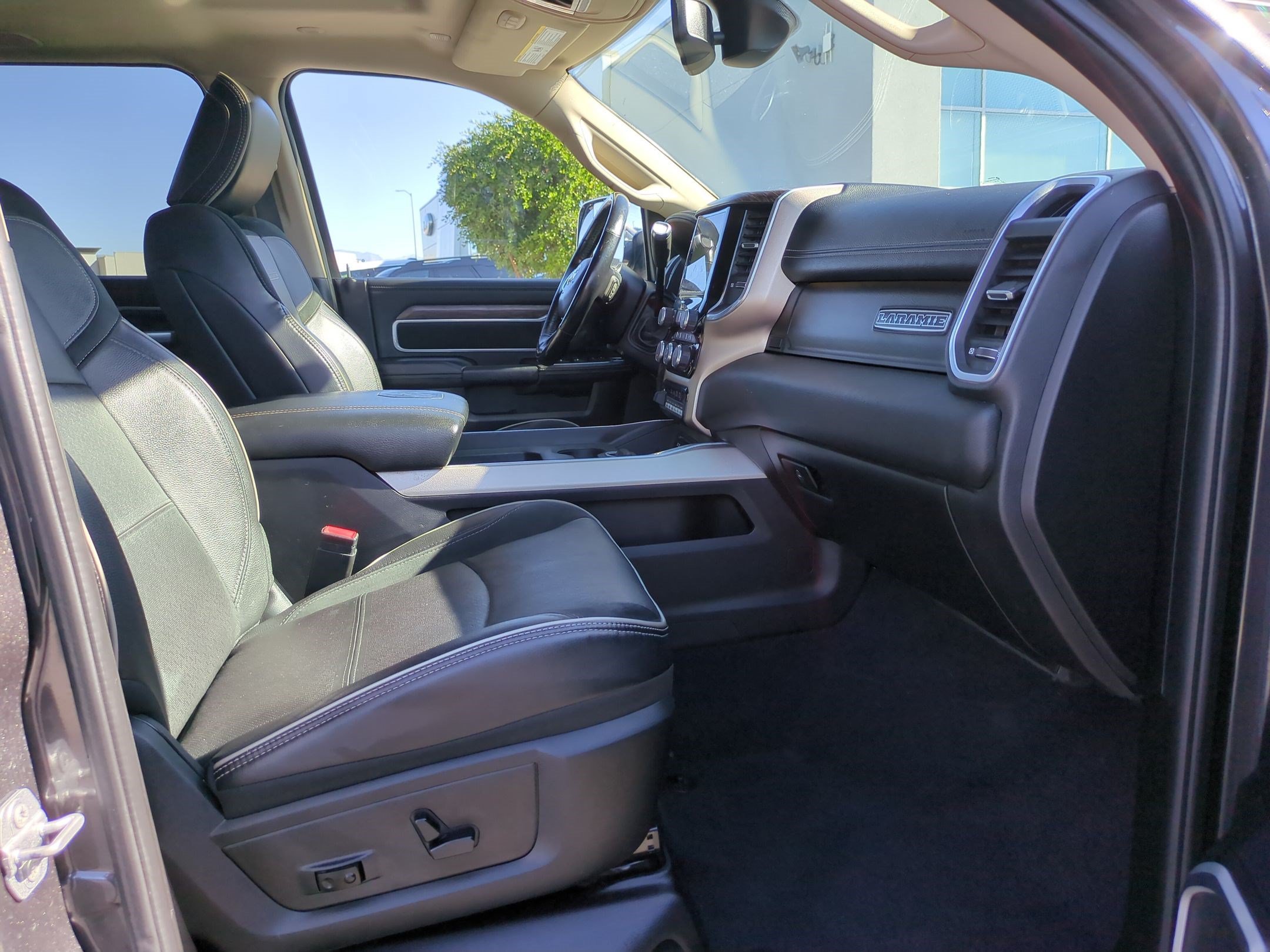 Used 2019 Granite Crystal Clearcoat Metallic Ram Laramie image 30