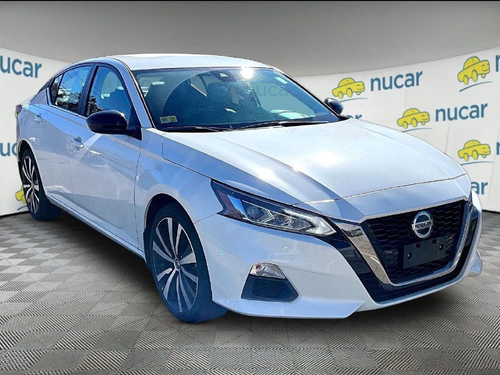 Used 2021 White Nissan 2.5 SR image 1