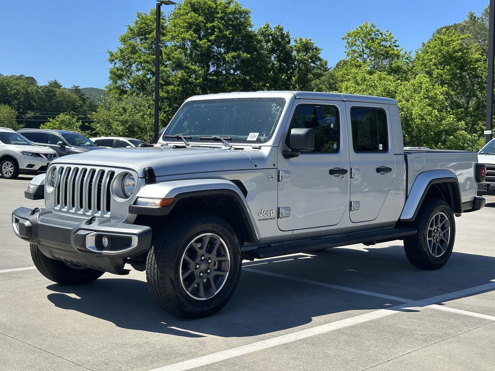 Used 2023 Silver Zynith Clearcoat Jeep Overland image 3