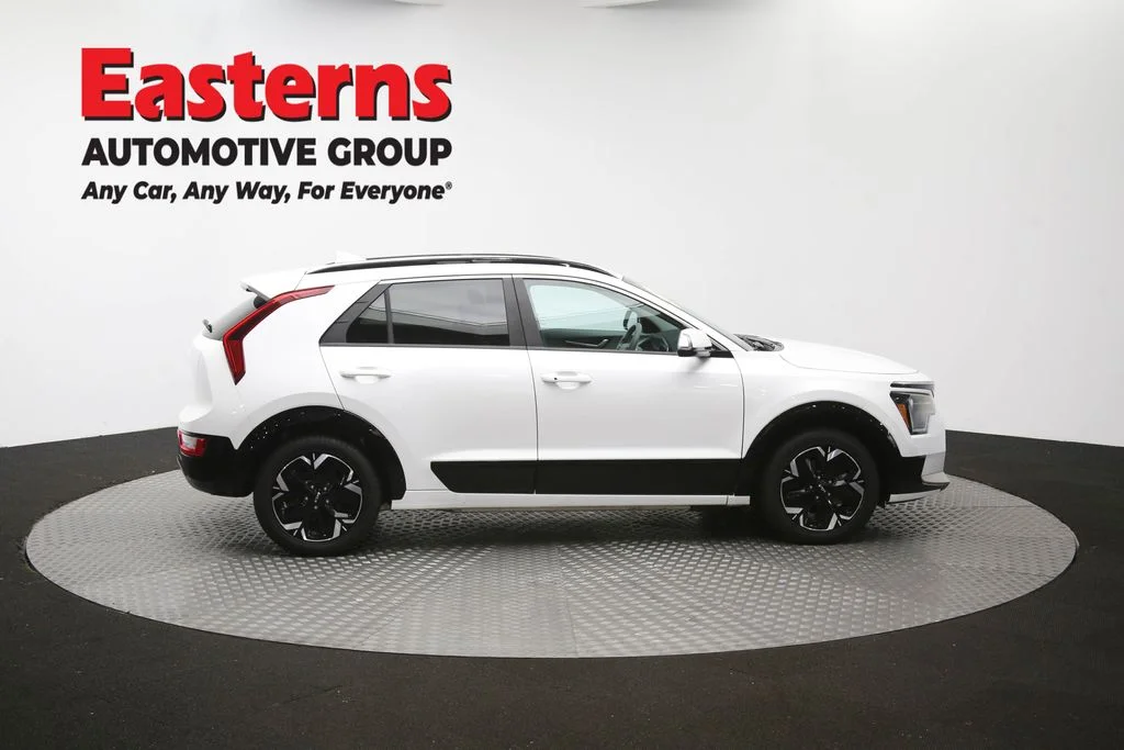 Used 2023 White Kia Wind image 44