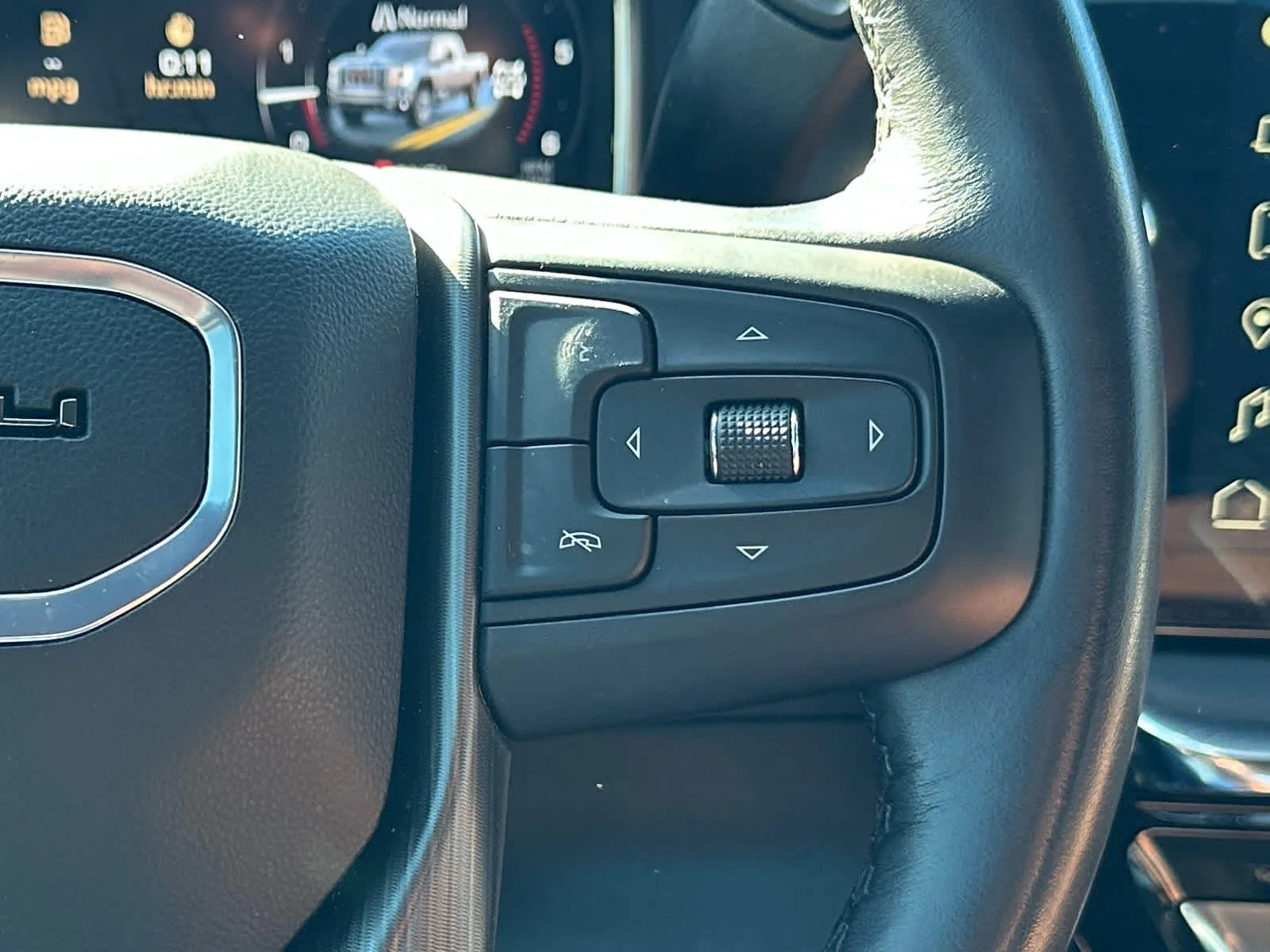 Used 2024 White Frost Tricoat GMC Denali Ultimate image 27