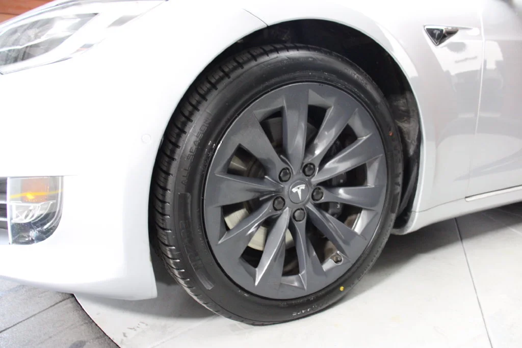 Used 2018 Obsidian Black Metallic Tesla  image 14