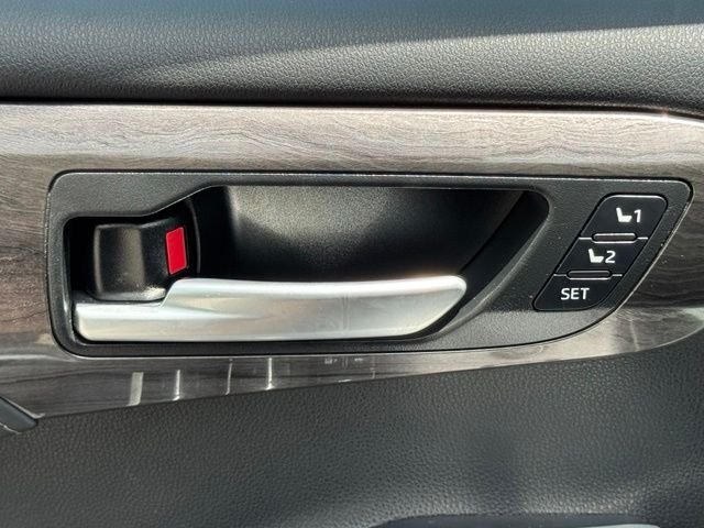 Used 2025  Toyota Platinum image 19