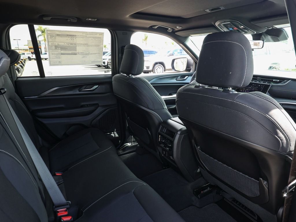 New 2026 Diamond Black Crystal Pearl-Coat Exterior Paint Jeep Laredo X image 16