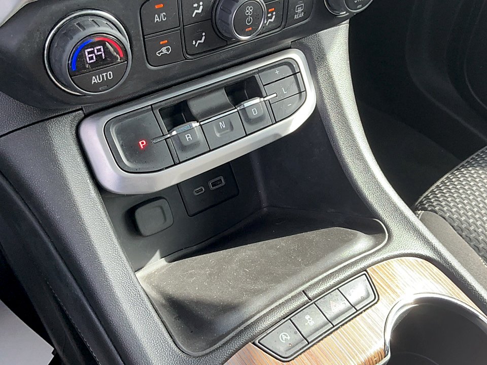 Used 2020 Summit White GMC FWD SLE image 18