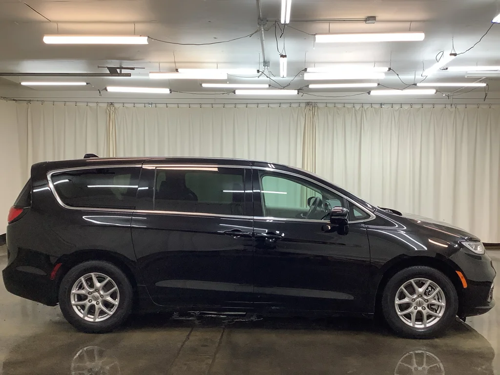Used 2024 Diamond Black Crystal Pearlcoat Chrysler Touring L image 5