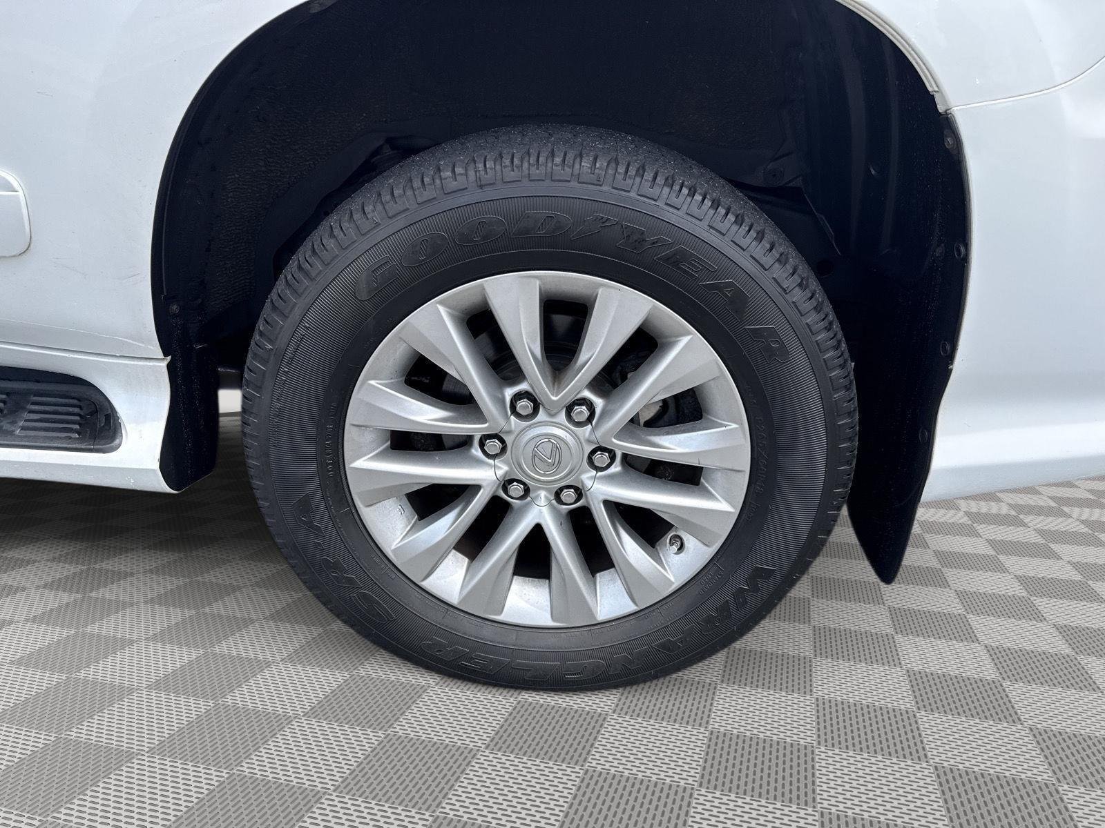 Used 2018 Starfire Pearl Lexus GX 460 Premium image 16