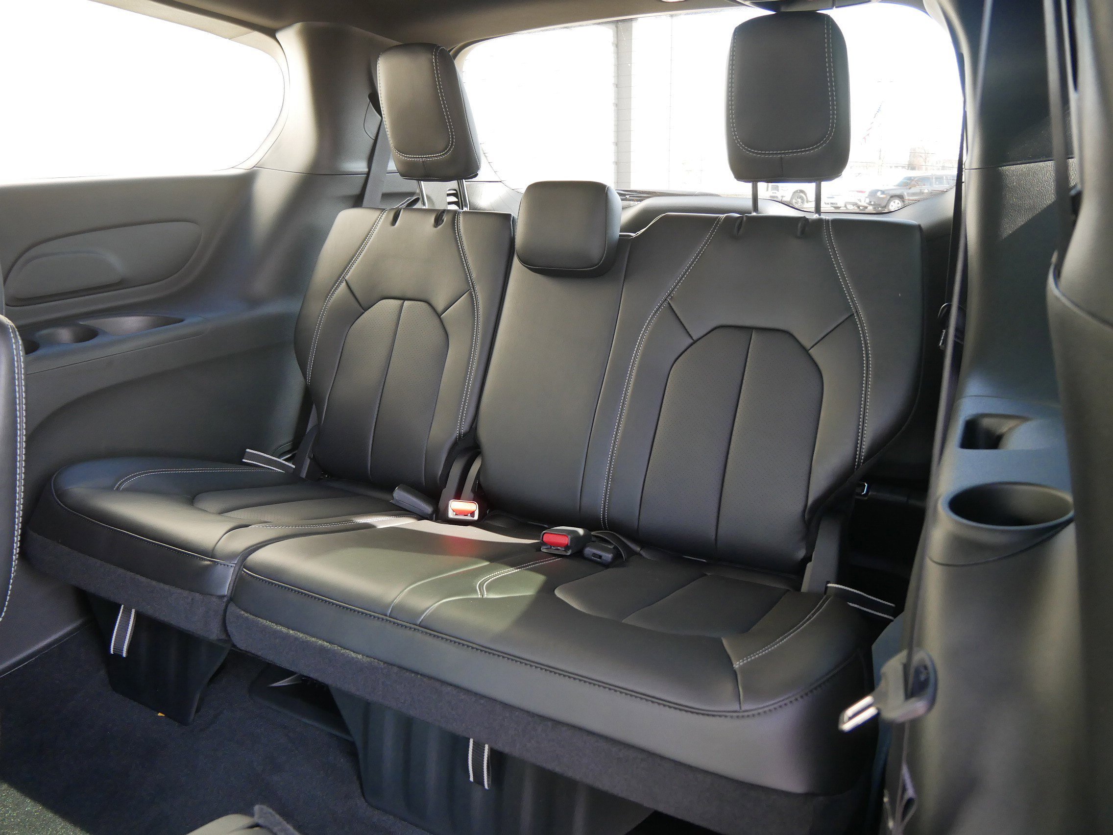 New 2026 Diamond Black Crystal Pearl-Coat Exterior Paint Chrysler Select image 9