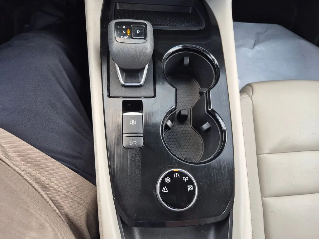 Used 2023 White Nissan SL image 29
