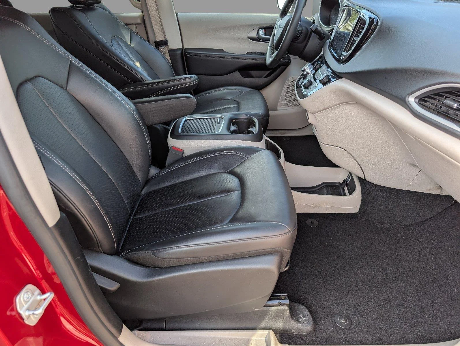 Used 2024 Red Hot Pearlcoat Chrysler Touring L image 38