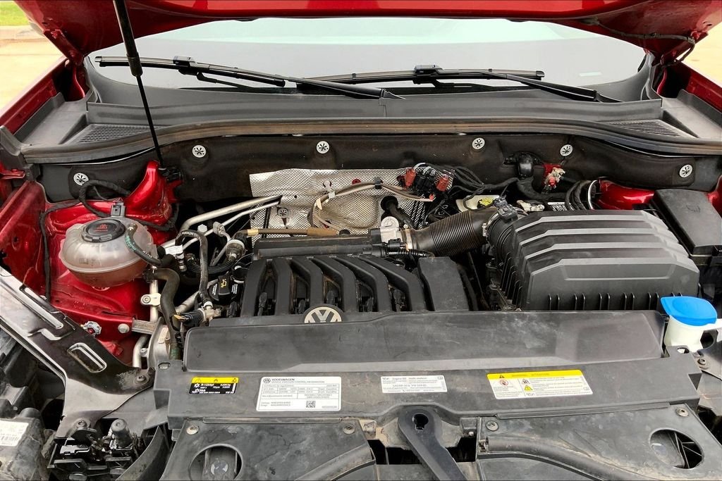 Used 2022 Red Metallic Volkswagen 3.6L V6 SE w/Technology image 10