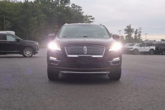 Used 2019 Red Lincoln Select image 11