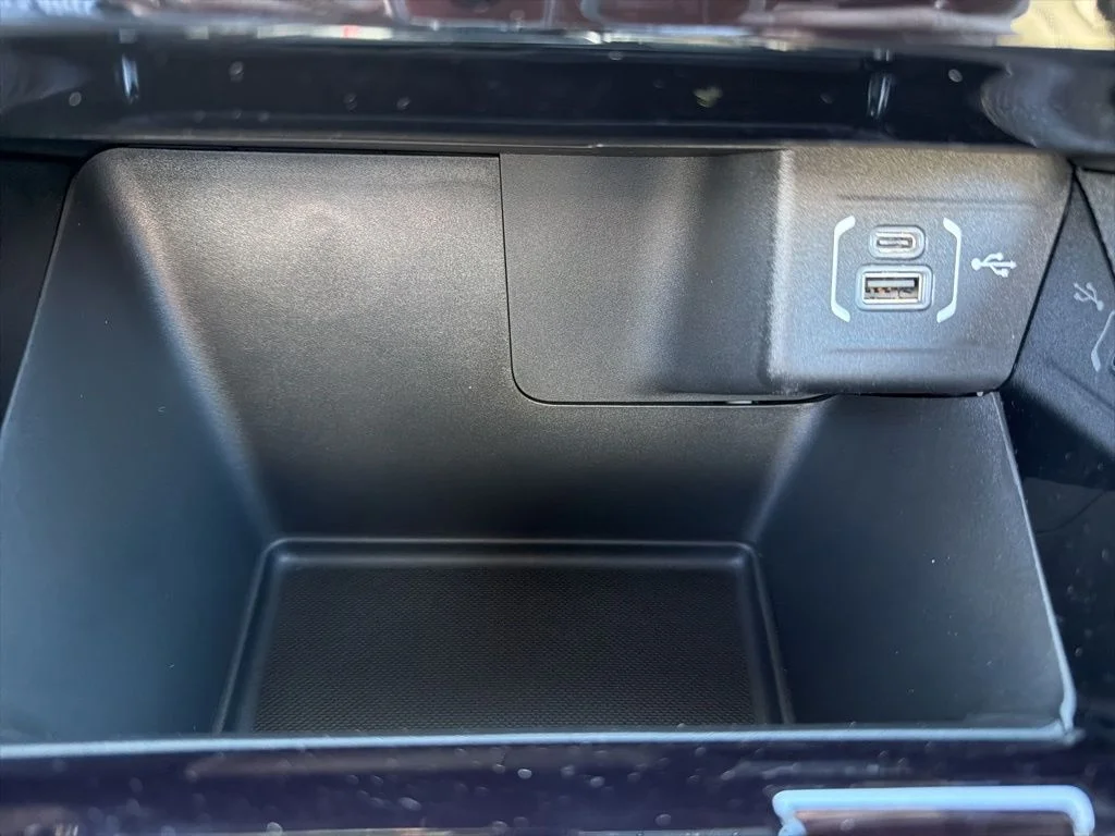 New 2026 Red Hot Pearl-Coat Exterior Paint Jeep Latitude image 36