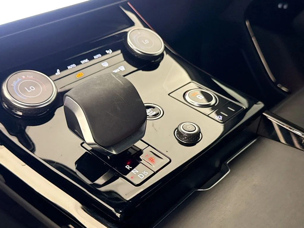 Used 2023 Black Land Rover SE Dynamic image 17