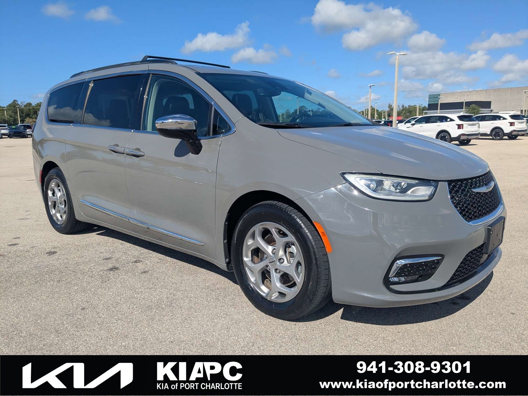 2023 Chrysler Pacifica Limited's photo