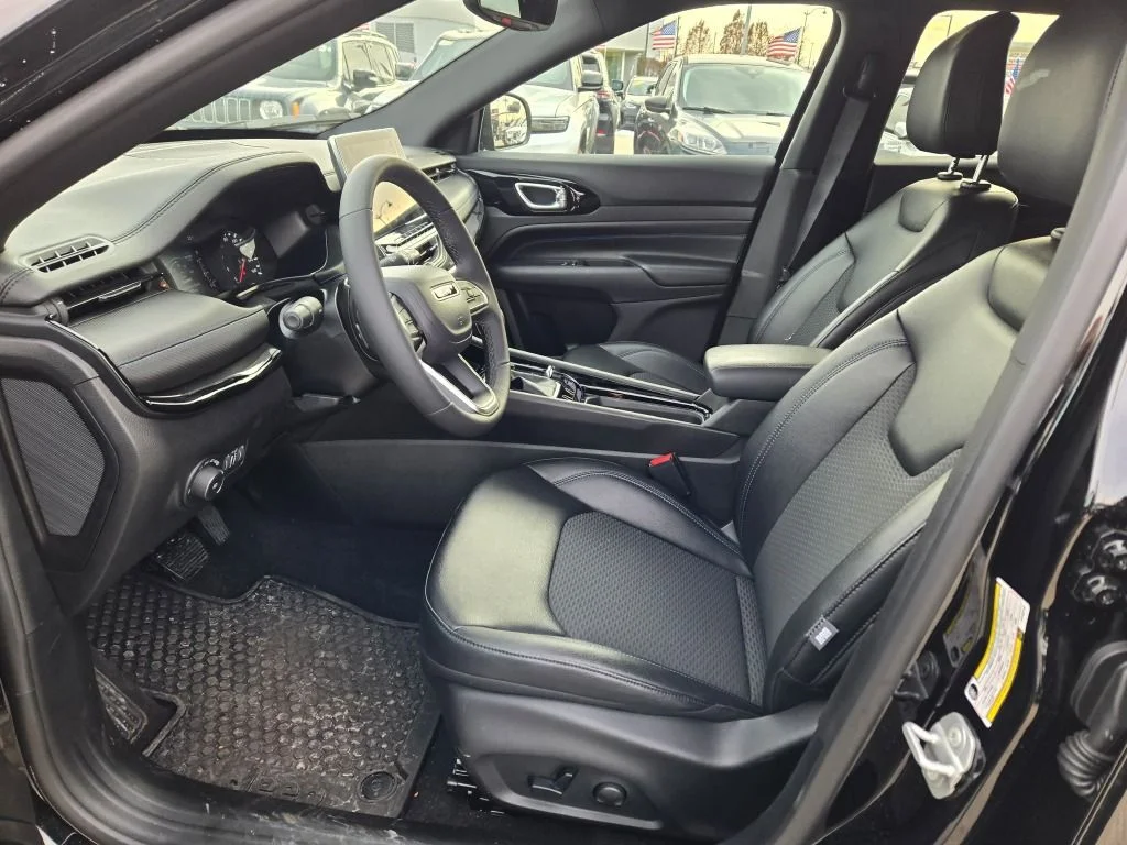 New 2026 Diamond Black Crystal Pearlcoat Jeep Latitude image 21