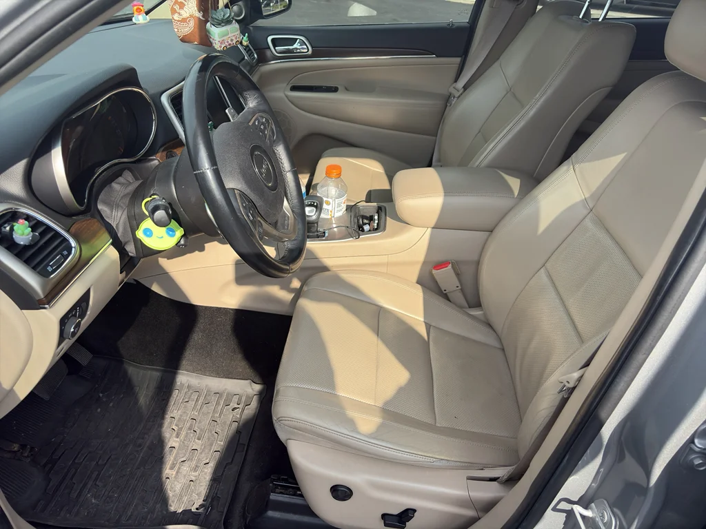 Used 2015 Silver Jeep Limited image 3