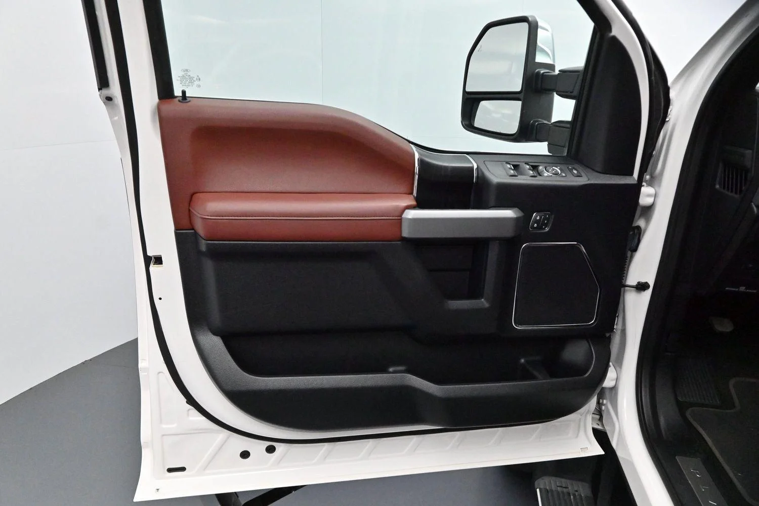 Used 2019 White Platinum Metallic Tri-Coat Ford Platinum image 9